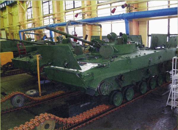 Ремонт бмп. Курганский машиностроительный завод БМП-2. БМП 2 КМЗ. БМП-1 БМП-2 БМП-3. БМП 1 моторное отделение.