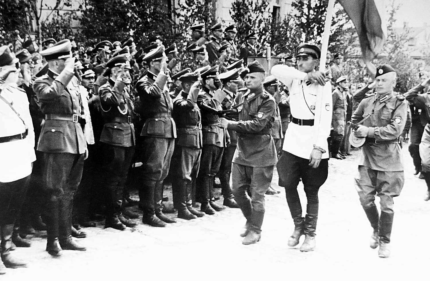 выставка трофейной техники в москве 1943. битва за курск 1941. бойцы уходят на фронт 1941. парад власовцев в пскове 1943 год. парад 1-й гвардейской бригады роа во пскове 22 июня 1943 г.